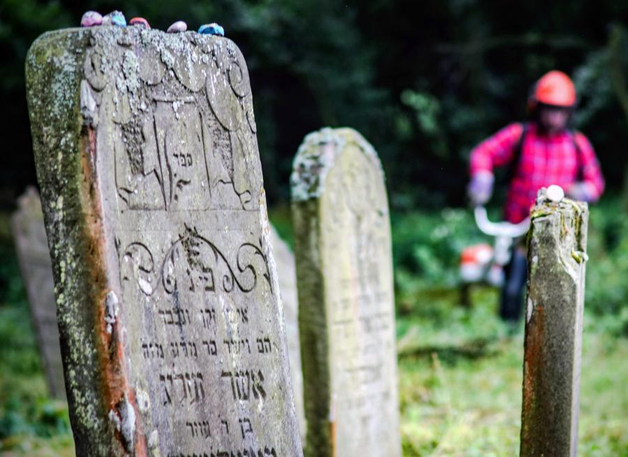 Polish graves